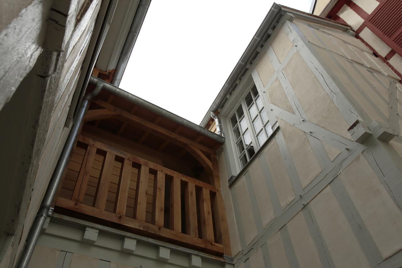 Hotel Saint Georges Troyes Esterno foto A view of the balcony of the house