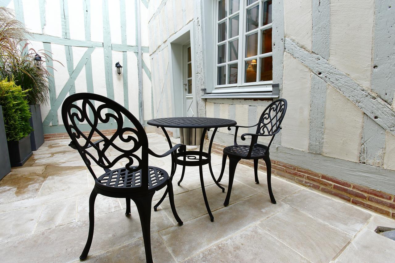 Hotel Saint Georges Troyes Esterno foto The courtyard at The Old House