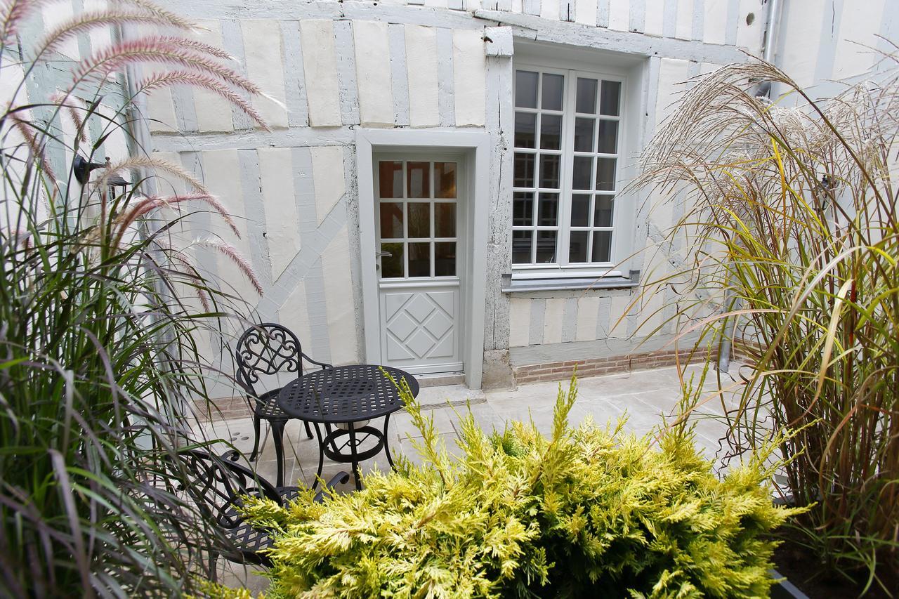 Hotel Saint Georges Troyes Esterno foto The courtyard of the museum