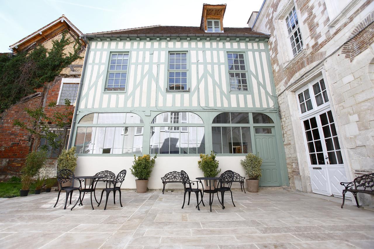 Hotel Saint Georges Troyes Esterno foto The courtyard of the Hôtel de Ligne