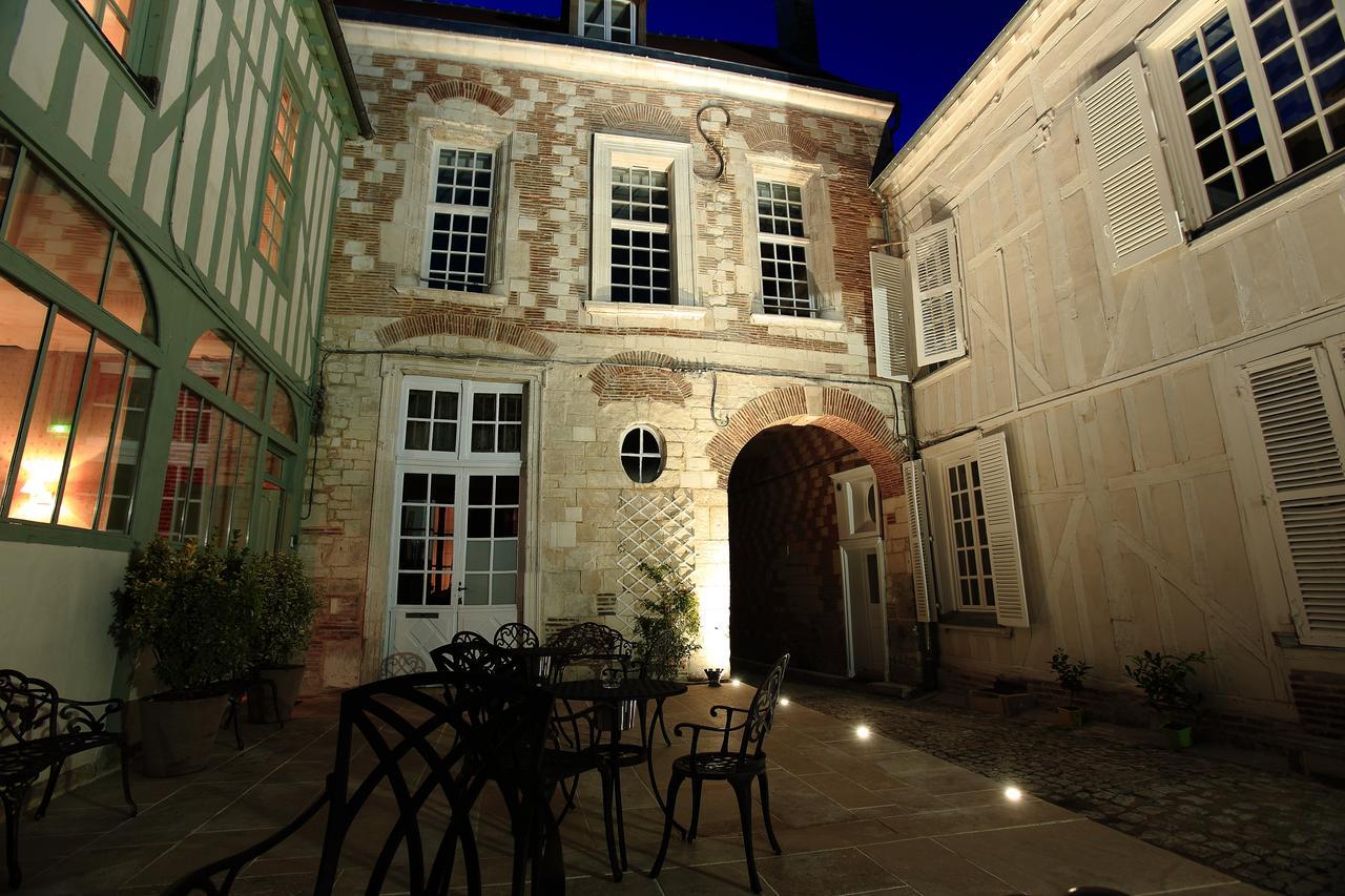 Hotel Saint Georges Troyes Esterno foto The courtyard of the Hôtel de Launay