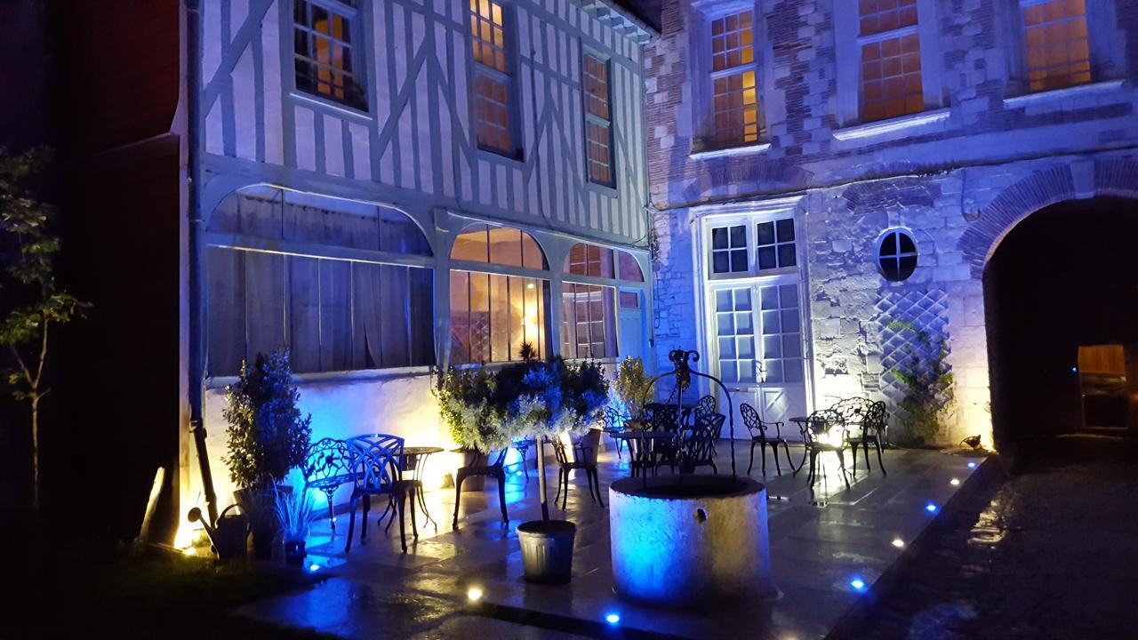 Hotel Saint Georges Troyes Esterno foto The courtyard of the museum