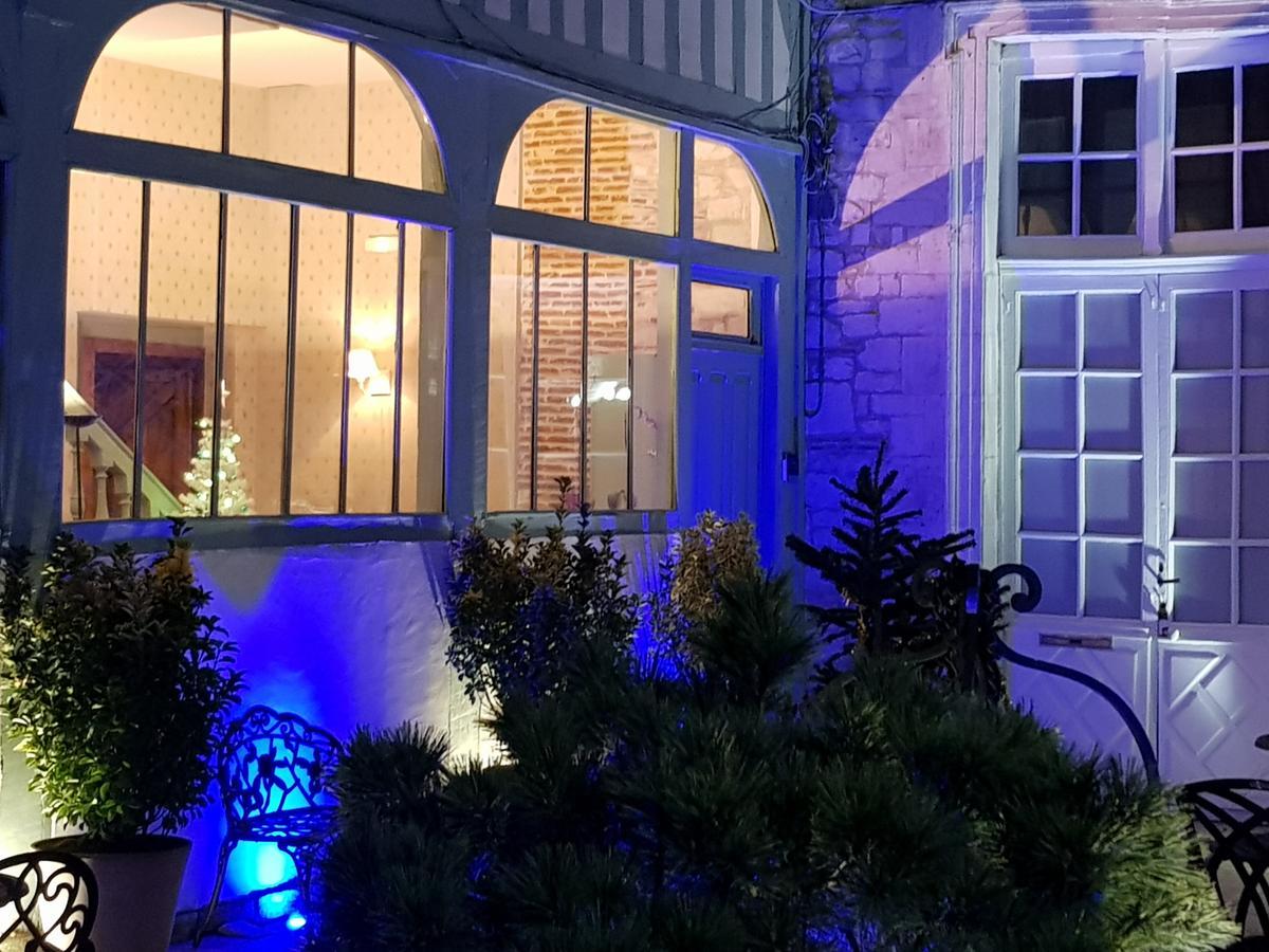 Hotel Saint Georges Troyes Esterno foto The courtyard of the hotel