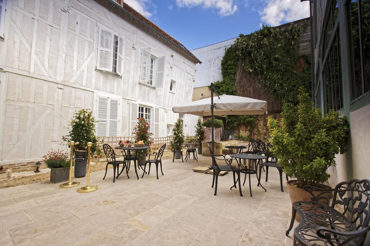 Hotel Saint Georges Troyes Esterno foto The courtyard of the hotel