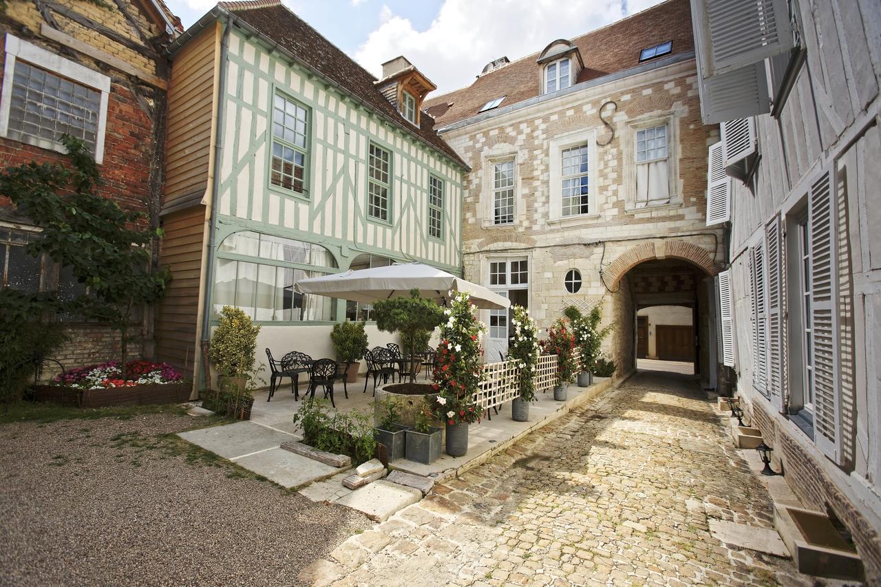 Hotel Saint Georges Troyes Esterno foto The courtyard of the Hôtel de Launay