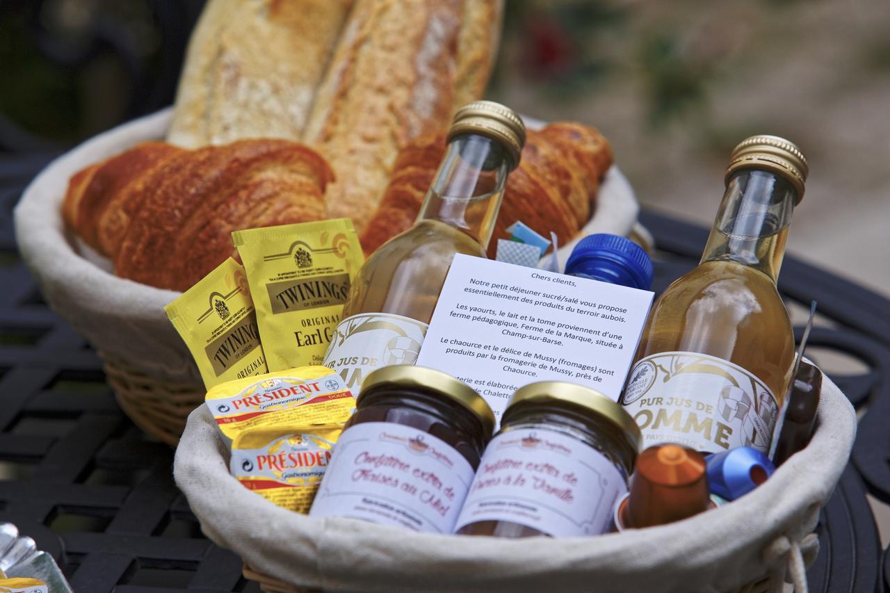 Hotel Saint Georges Troyes Esterno foto A typical breakfast basket